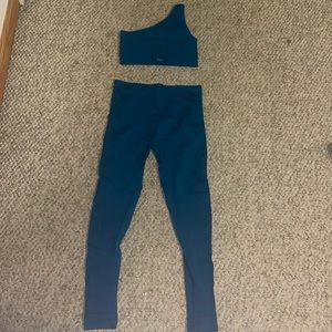 SET ACTIVE SET in Cove!💙 Size small for both top and leggings!